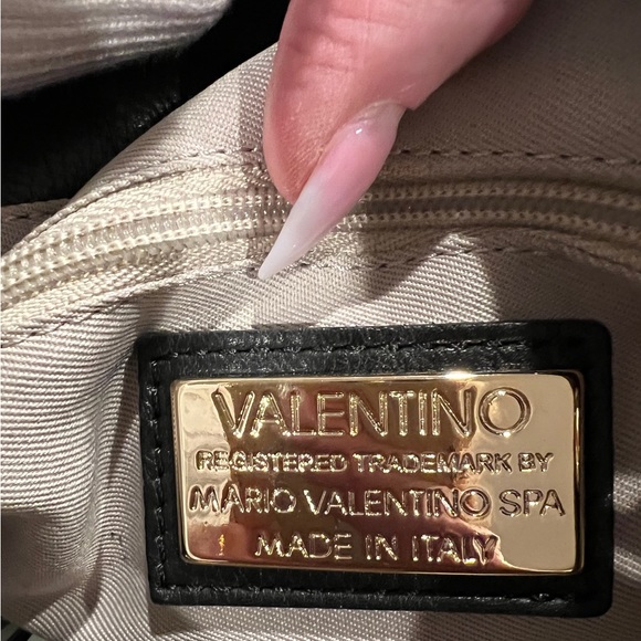 VALENTINO BNWT BLACK LEATHER QUILTED STYLE BAG W/CLASSIC “V” EMBOSSED ON FRONT - Picture 6 of 6